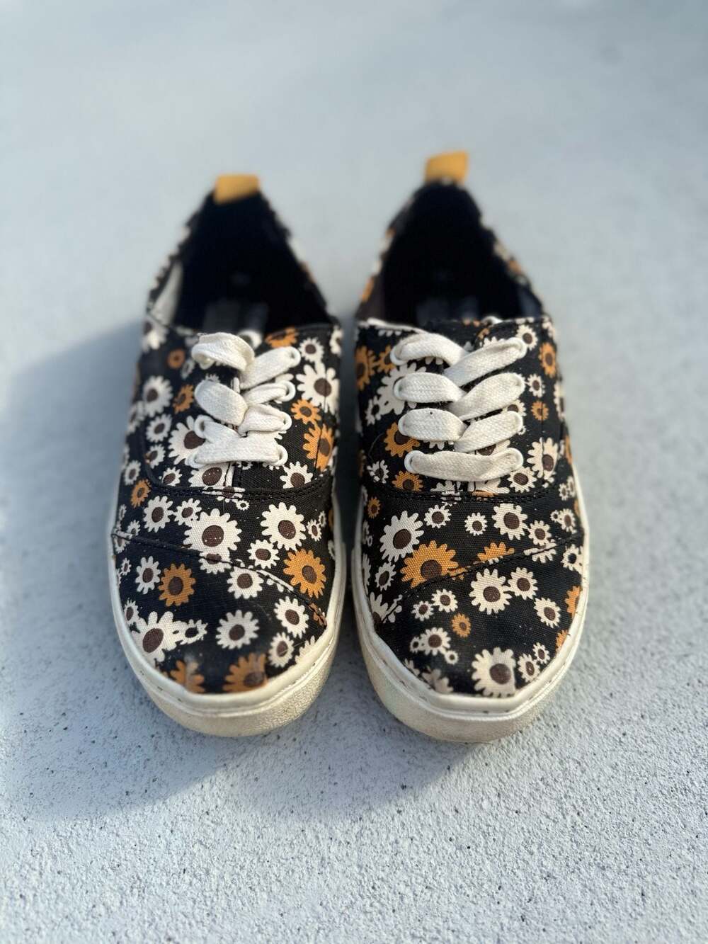 TOMS Black and Yellow Floral Daisy Kids Sneakers Size 2